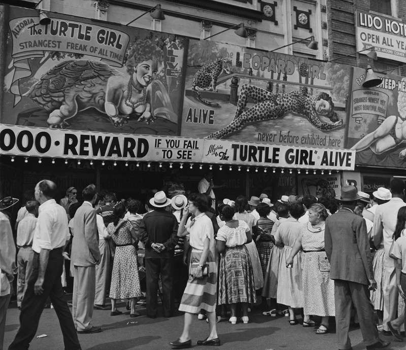 UNITED STATES - JANUARY 01: Coney Island, People Standing In Line To See A Freak Show At New York In Usa (Photo by Keystone-France/Gamma-Keystone via Getty Images)