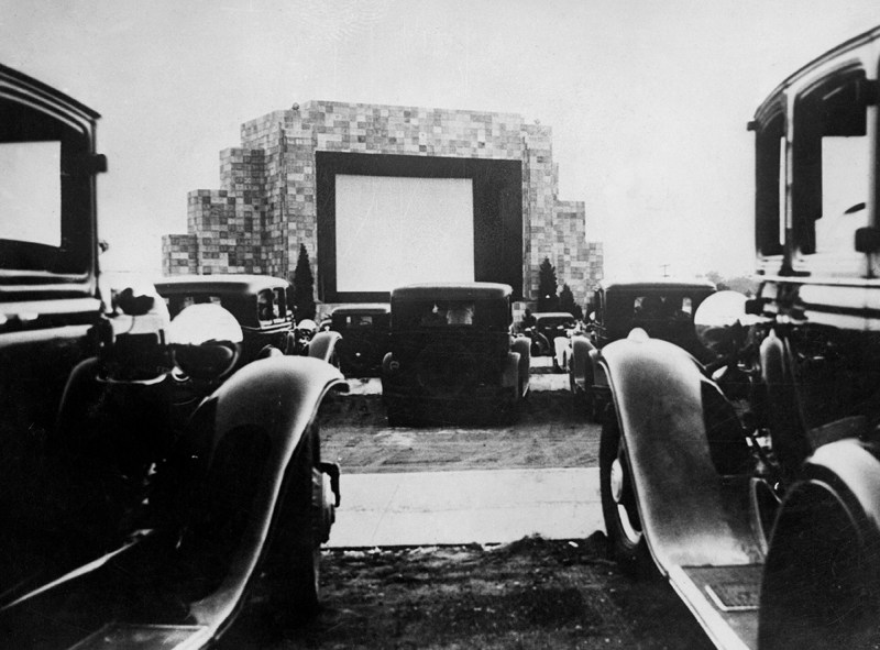 UNITED STATES - NOVEMBER 30: The Car Drivers Watching A Movie From Their Car In Los Angeles. (Photo by Keystone-France/Gamma-Keystone via Getty Images)