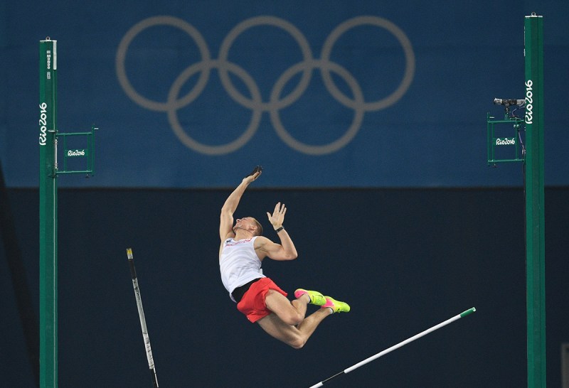 TOPSHOT - Poland's Piotr Lisek competes in the Men's Pole Vault Final during the athletics event at the Rio 2016 Olympic Games at the Olympic Stadium in Rio de Janeiro on August 15, 2016. / AFP / Johannes EISELE (Photo credit should read JOHANNES EISELE/AFP/Getty Images)