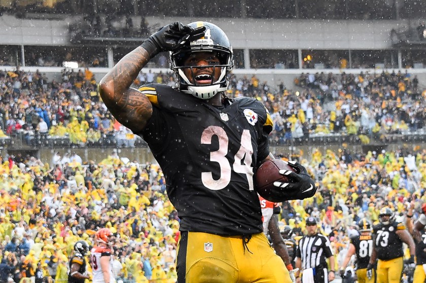 DeAngelo Williams #34 of the Pittsburgh Steelers celebrates his touchdown reception in the fourth quarter during the game against the Cincinnati Bengals at Heinz Field on September 18, 2016 in Pittsburgh, Pennsylvania. (Joe Sargent/Getty Images)