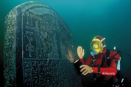 The intact stele (1.90 m) is inscribed with the decree of Saϊs and was discovered on the
site of Thonis-Heracleion. It was commissioned by Nectanebos I
(378-362 BC) and is
almost identical to the Stele of Naukratis in the Egyptian Mu
seum in Cairo. The place
where it was to be situated is clearly named: Thonis-Heracleion. (Franck Goddio / Hilti Foundation)