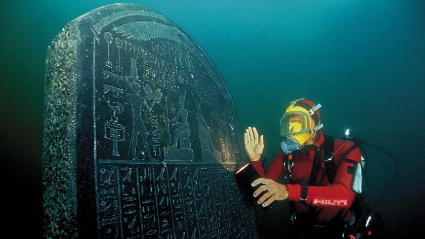 The intact stele (1.90 m) is inscribed with the decree of Saϊs and was discovered on the site of Thonis-Heracleion. It was commissioned by Nectanebos I (378-362 BC) and is almost identical to the Stele of Naukratis in the Egyptian Mu seum in Cairo. The place where it was to be situated is clearly named: Thonis-Heracleion. (Franck Goddio / Hilti Foundation)