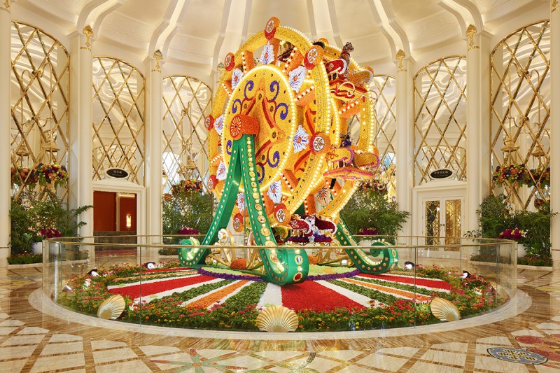 Flower-studded Ferris whee (Wynn Resorts)