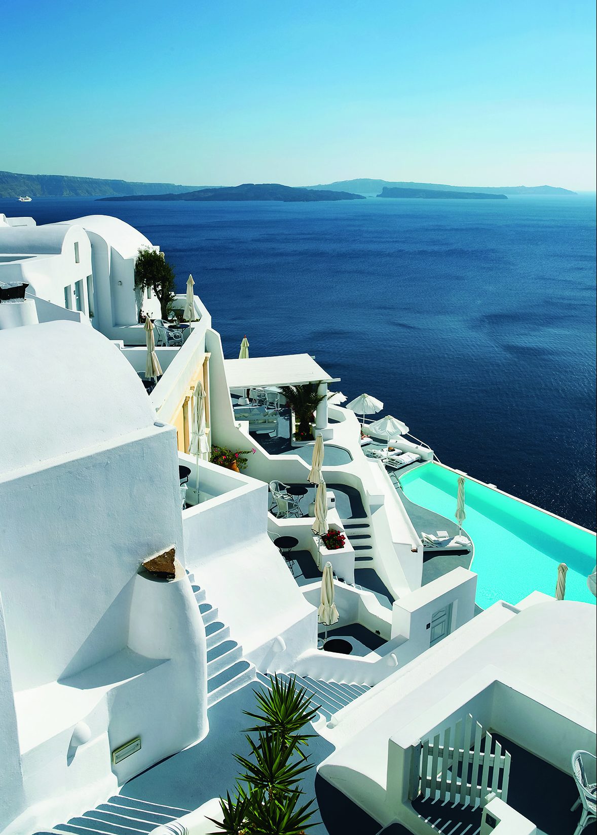 The Katikies Hotel in Santorini, Greece (<a href="https://eightyfourrooms.com/">EightyFourRooms</a>/<a href="http://www.teneues.com/shop-us/Eighty-Four-Rooms.html">teNeues</a>)