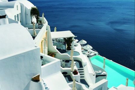 The Katikies Hotel in Santorini, Greece (<a href="https://eightyfourrooms.com/">EightyFourRooms</a>/<a href="http://www.teneues.com/shop-us/Eighty-Four-Rooms.html">teNeues</a>)