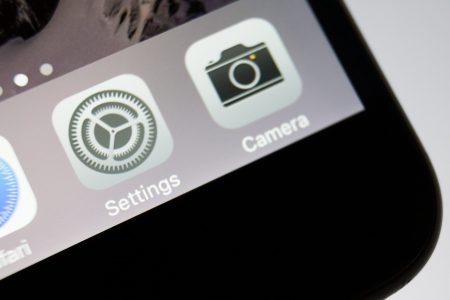 Apple released am update of its current firmware for iOS devices after Egyptian journalist Ahmed Mansoor had been targeted on his phone with spyware made by an Israeli company that specializes in the intelligence gathering through personal, electronic devices. (Jaap Arriens/NurPhoto via Getty Images)