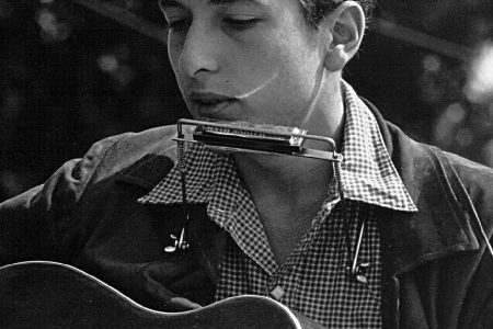 Folk singers Joan Baez and Bob Dylan perform during a civil rights rally on August 28, 1963 in Washington D.C. (Rowland Scherman/National Archive/Newsmakers)