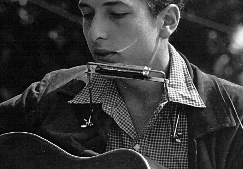 Folk singers Joan Baez and Bob Dylan perform during a civil rights rally on August 28, 1963 in Washington D.C. (Rowland Scherman/National Archive/Newsmakers)