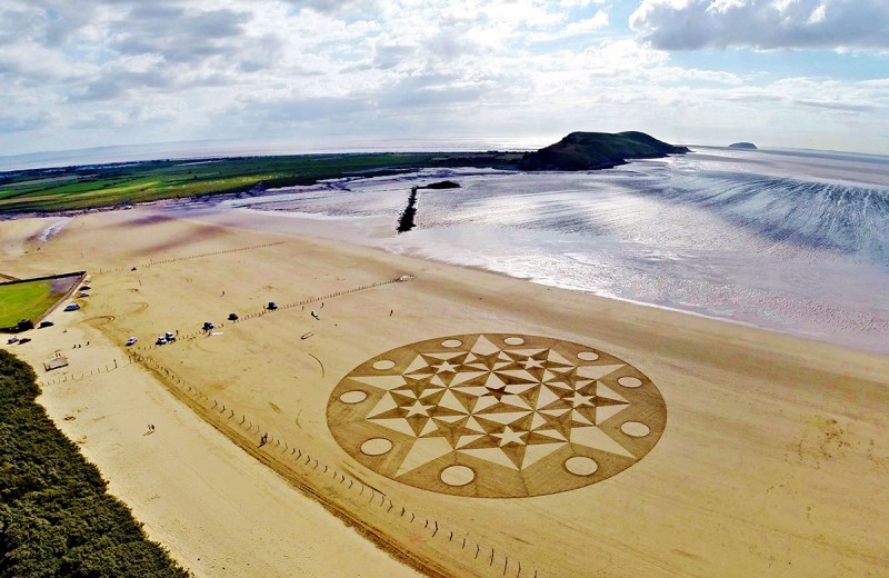 A aerial view of amazing sand art, which consists of geometrical shapes created by talented artist, Julian Richardson at Brean Down in Somerset.(Caters News)