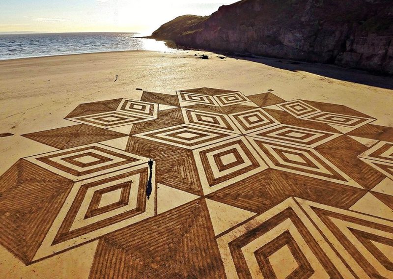 A view of amazing sand art, which consists of geometrical shapes created by talented artist, Julian Richardson at Brean Down in Somerset.(Caters News)