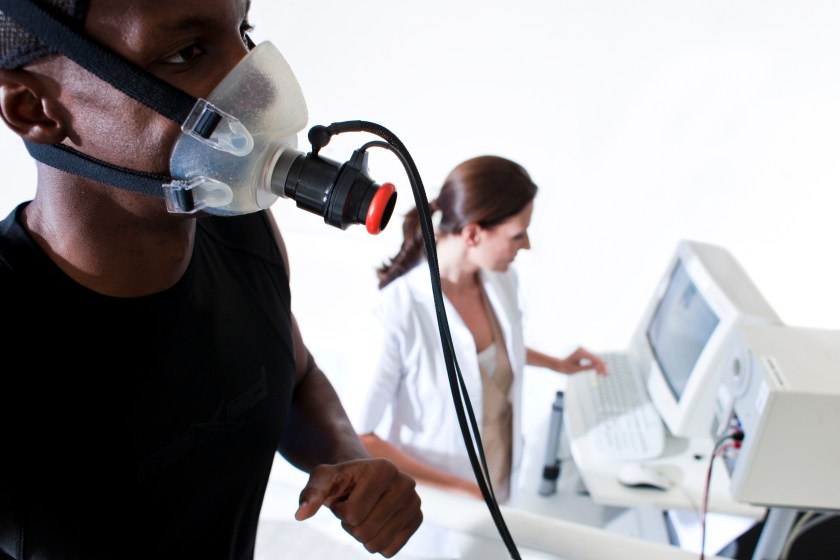 Athlete running on a treadmill while his performance and oxygen consumption are measured. (Science Photo Library/Getty Images)