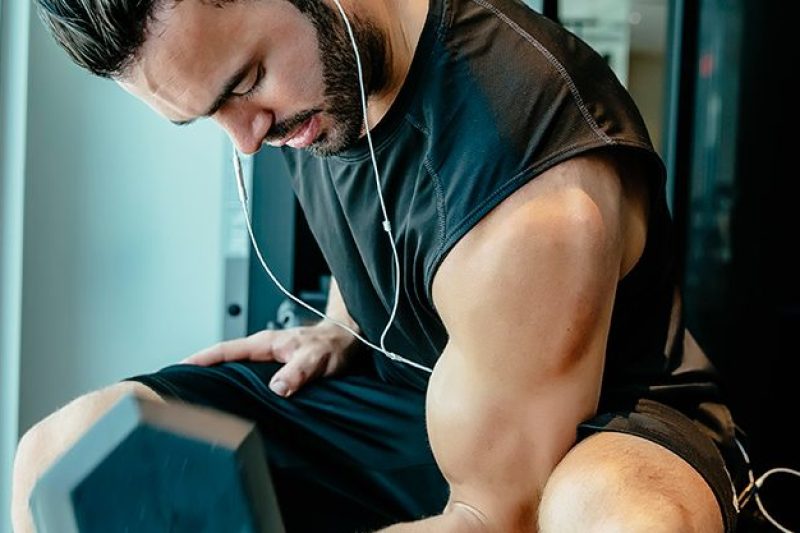 Man lifting weights in gymnasium. (Getty Images)