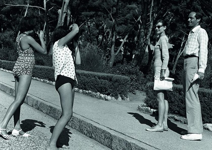 Two enthusiastic girls at Eden Roc taking a photograph of Audrey Hepburn and her husband Mel Ferrer, on a short holiday to Cap d’Antibes in 1956. (Riviera Cocktail, Edward Quinn - Côte d'Azur Jet Set of the 1950s, Small Format Edition, to be published by teNeues)