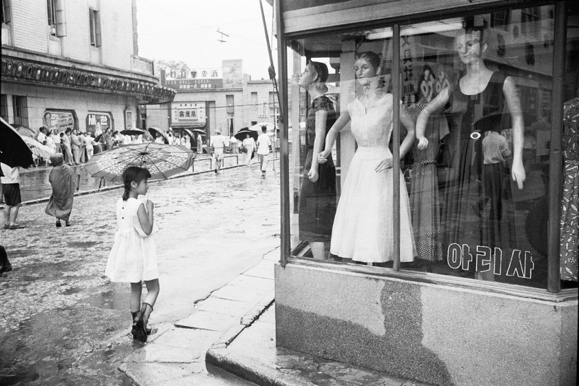 Meongdong in Seoul, Korea during 1958. (Han Youngsoo Foundation)