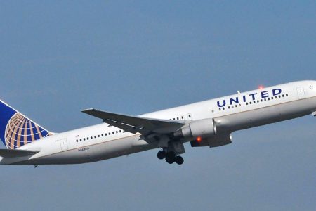 United Airlines Gets Pulverized on Twitter for Banning Girls Wearing Leggings