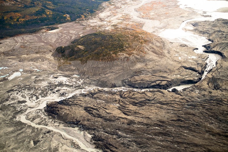 An aerial view of the ice canyon that now carries meltwater from the Kaskawulsh Glacier, seen here on the right, away from the Slims River and toward the Kaskawulsh River. (Dan Shugar/University of Washington Tacoma)