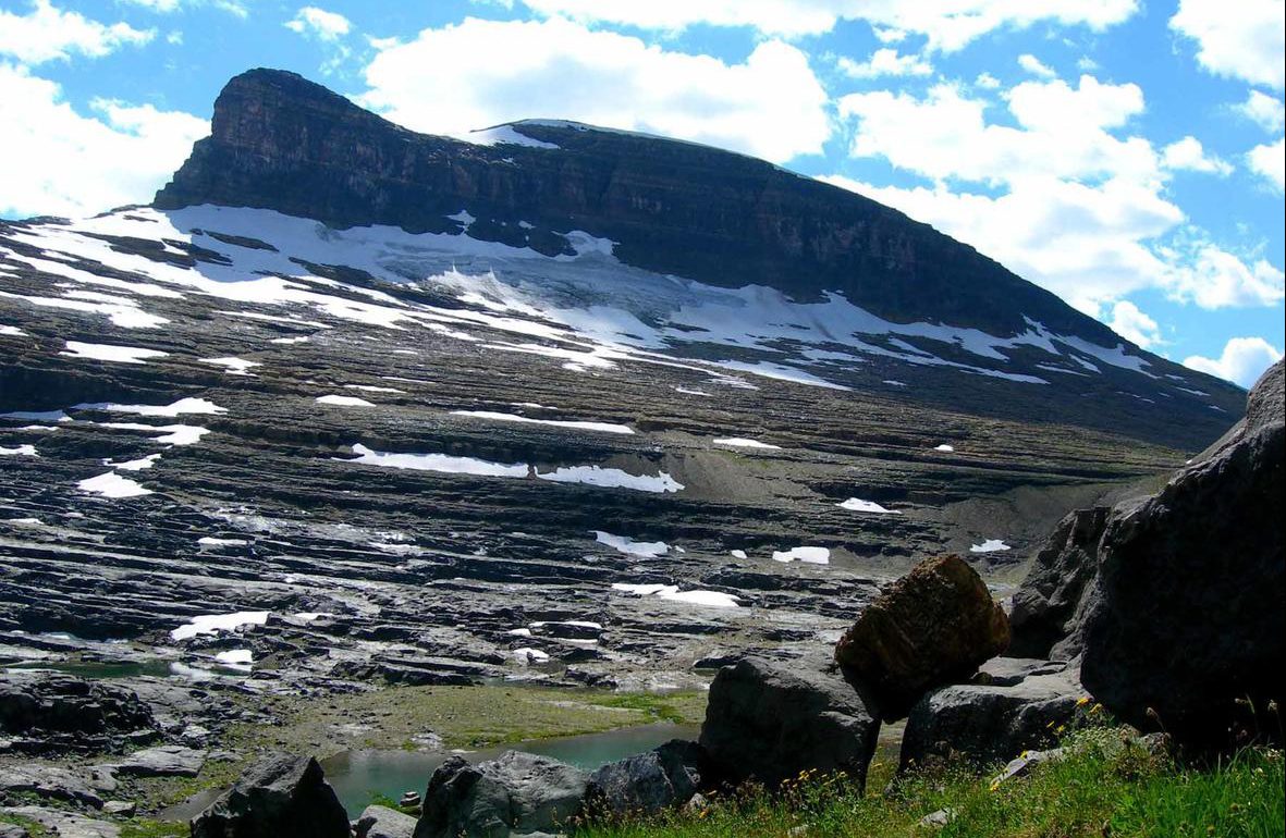 Boulder Glacier in 1932 (top) and 2005 (bottom). (USGS)