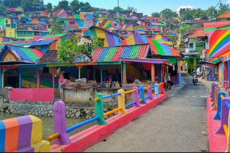 After hundreds of homes in Kampung Pelangi were given a colorful paint job, the town's become an overnight sensation on social media. (arieprakhman via Instagram)