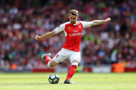 Aaron Ramsey of Arsenal in action during the Premier League match between Arsenal and Everton at Emirates Stadium on May 21, 2017 in London, England. (Clive Mason/Getty Images)
