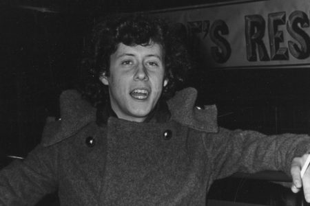 American folk singer Arlo Guthrie, eldest son of cult folk singer Woody Guthrie. The younger Guthrie's song 'Alice's Restaurant Massacre' inspired the film 'Alice's Restaurant' in which he starred.  (Photo by McCarthy/Express/Getty Images)