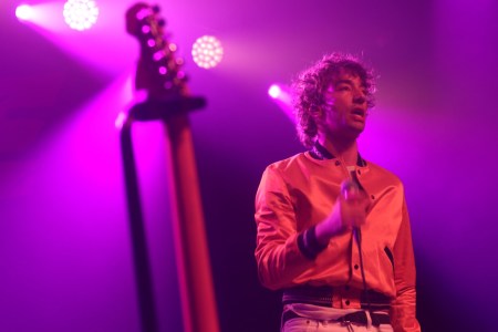 Albert Hammond Jr. performs solo in Brooklyn. (Justin Joffe)