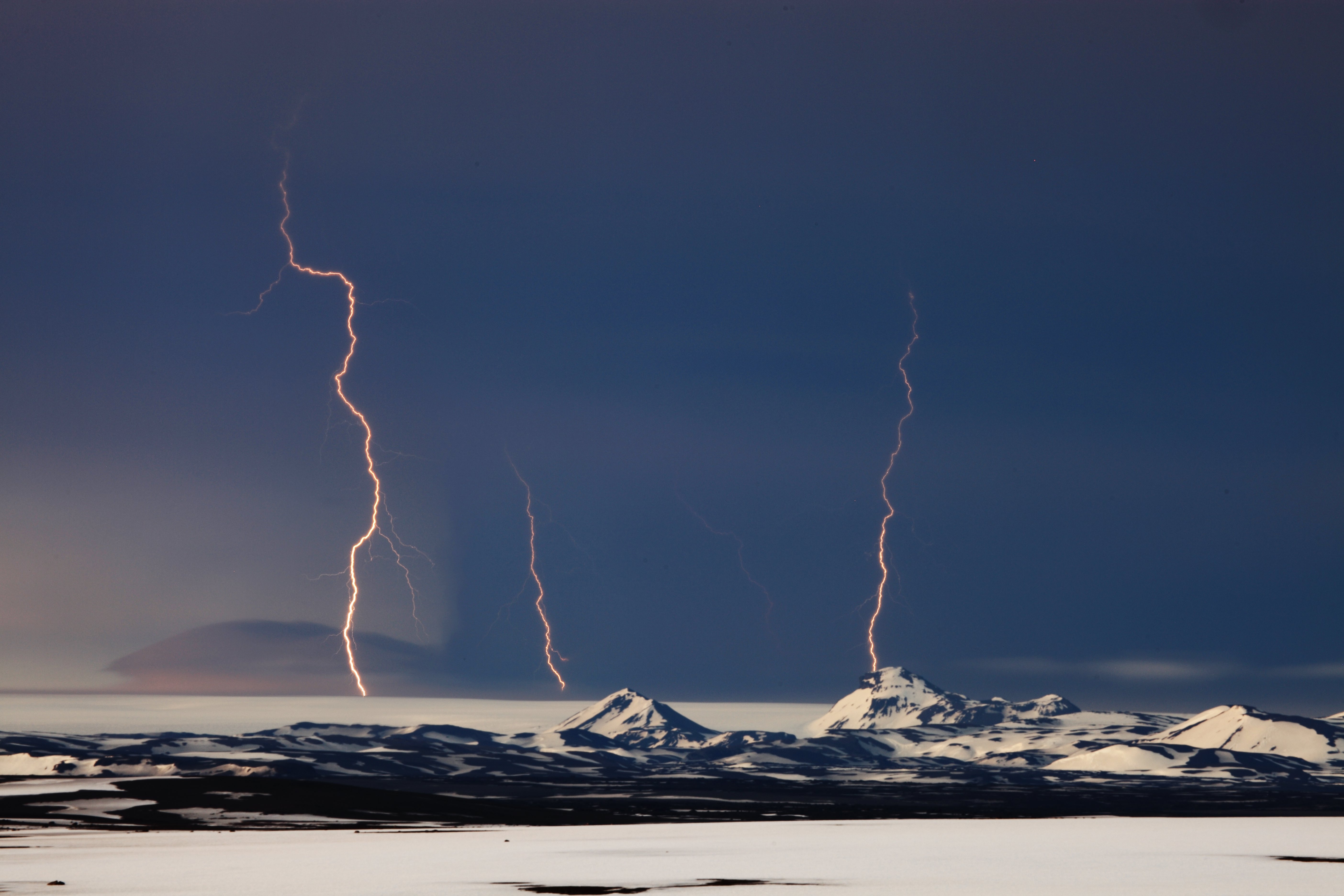 volcanic lightning