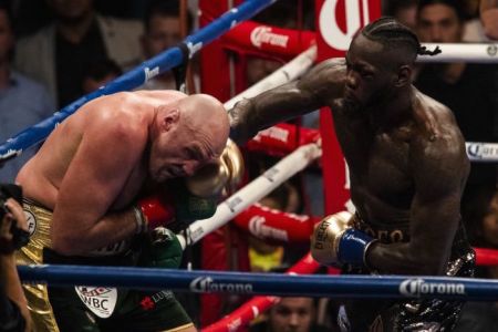 Reigning champion Deontay Wilder (right) lands a right hand against Tyson Fury during a WBC heavyweight title fight at the Staples Center in Los Angeles, California on December 01, 2018.
 (Photo by Philip Pacheco/Anadolu Agency/Getty Images)