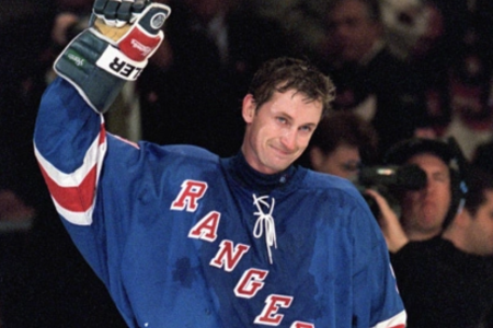 Wayne Gretzky waves to the crowd in his last NHL game. (Ezra Shaw/Getty Images)