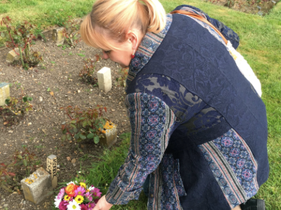 Author Jo Vigor-Mungovin leaves flowers at the unmarked grave of "Elephant Man" Joseph Merrick, which she recently discovered in the City of London Cemetery. (Screenshot: Twitter)