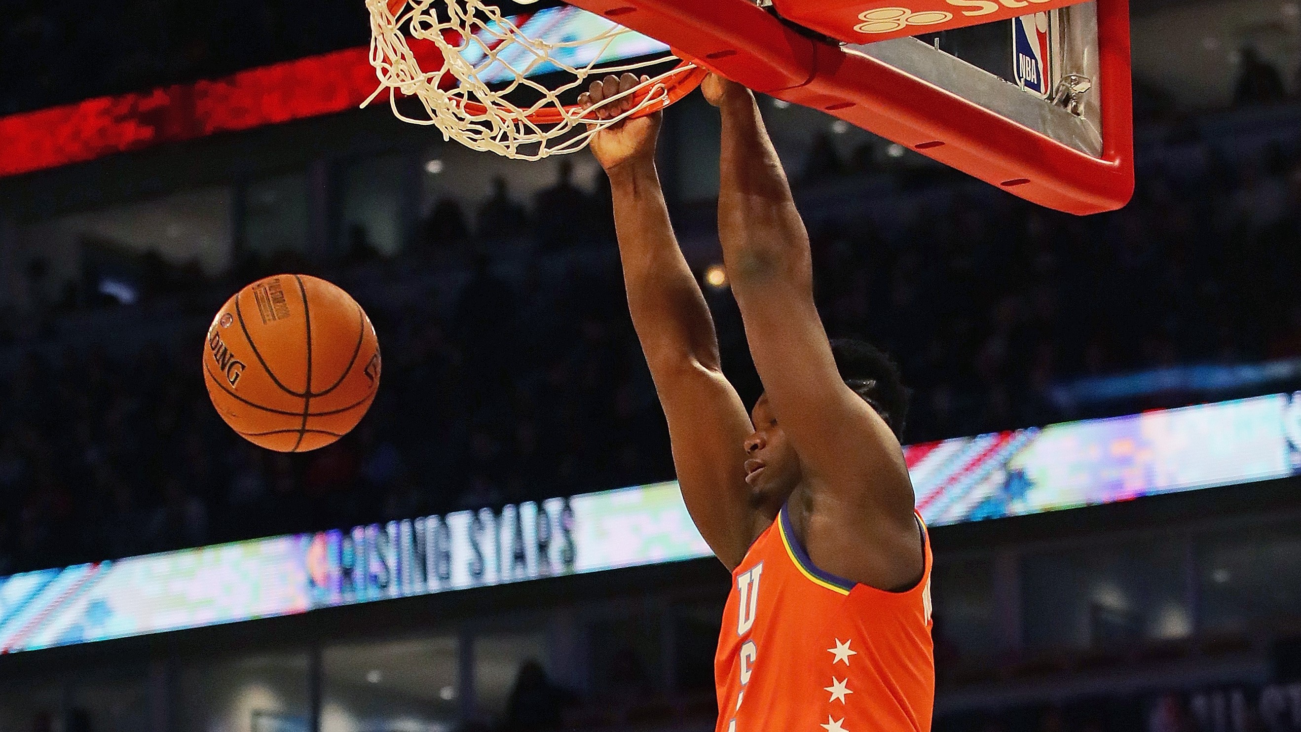 Zion Williams dunks the ball