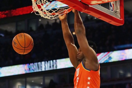 Zion Williams dunks the ball