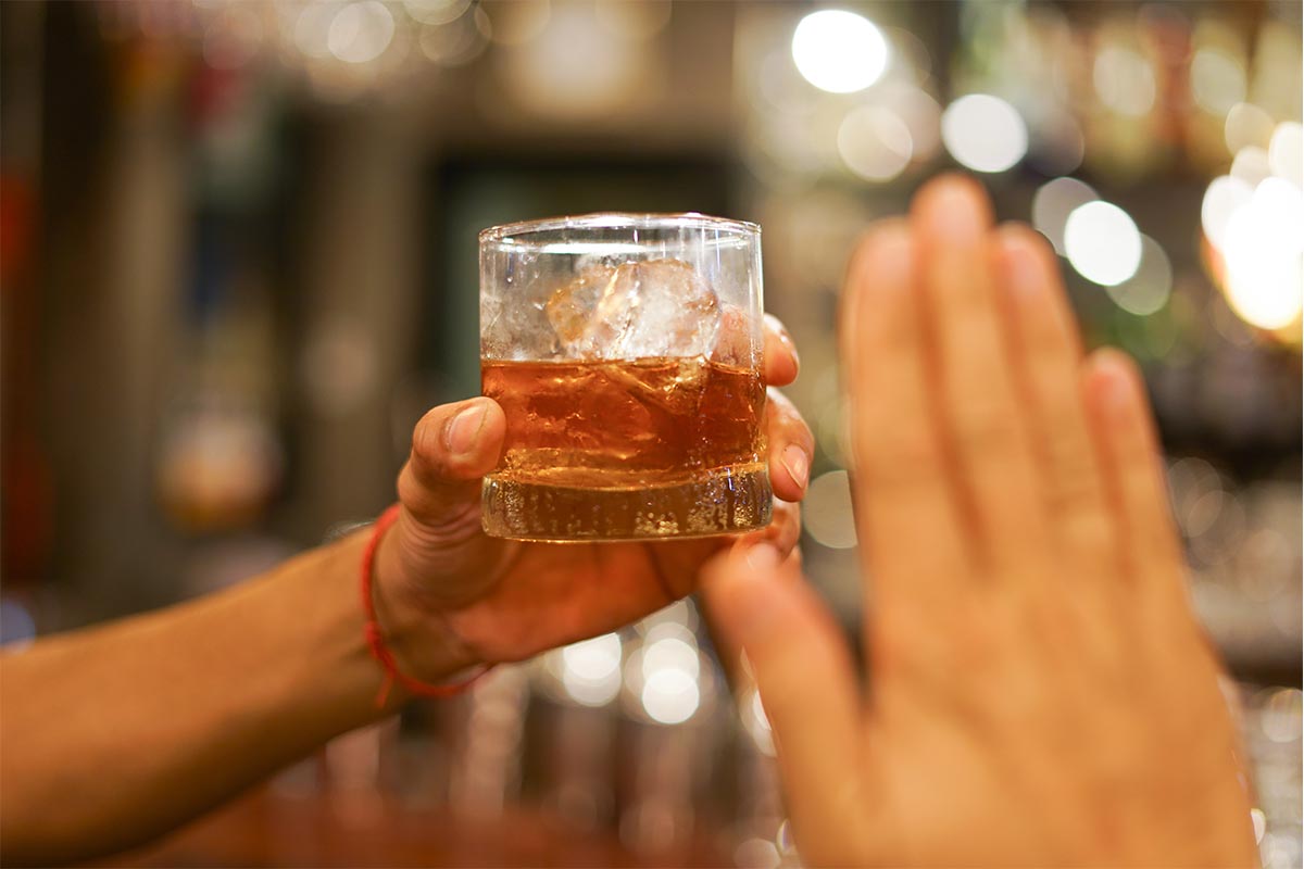 hand holding a cocktail