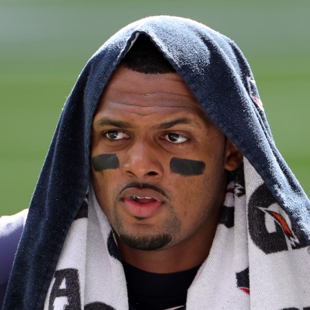 Quarterback Deshaun Watson walks the field during warmups with a towel on his head