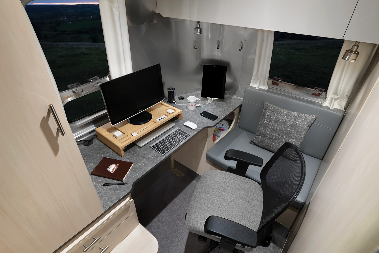 Airstream Flying Cloud 30FB Office