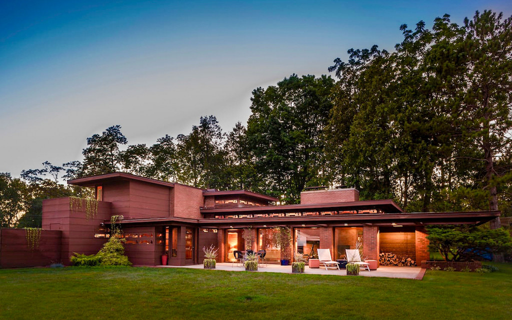 Frank Lloyd Wright’s Life Magazines Dream House is one of the best Airbnbs on Lake Michigan in 2021. This rental is pictured at dusk on Lake Michigan