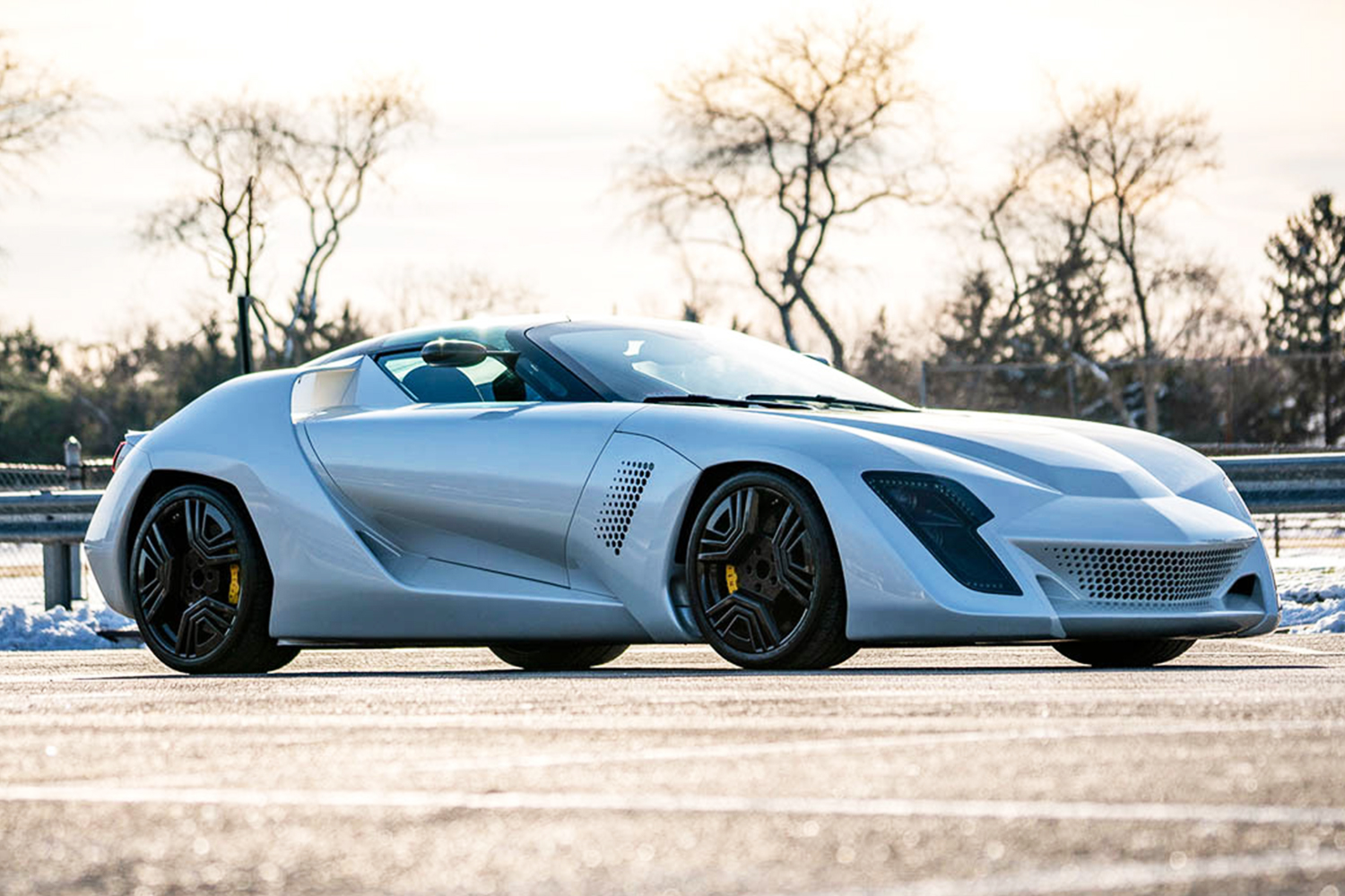 The side profile of the white Bertone Mantide, a one-off supercar based on the C6 Corvette sports car