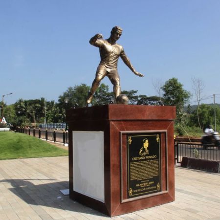 Ronaldo statue