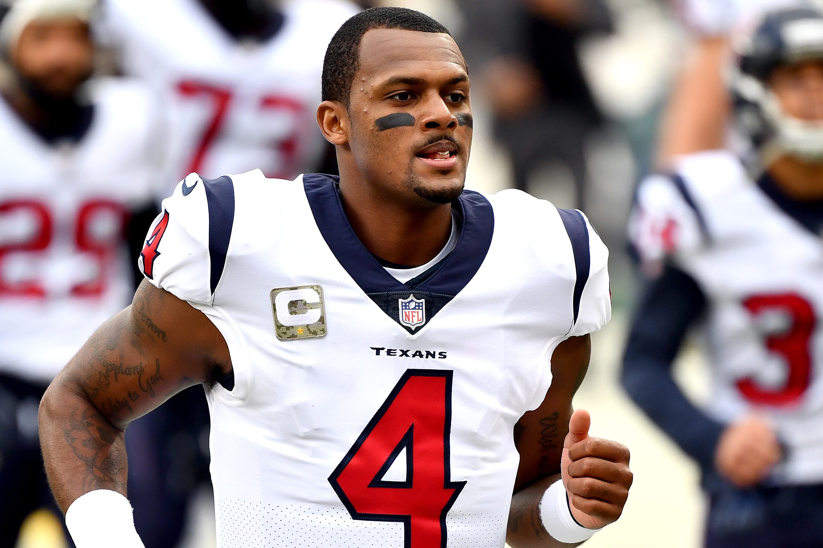 Deshaun Watson warms up prior to a game against the Cleveland Browns