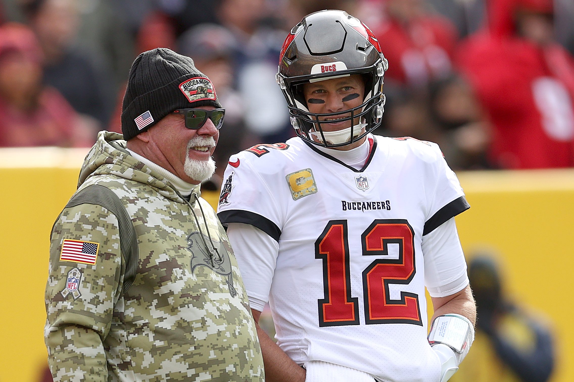 Bruce Arians talks with quarterback Tom Brady at FedExField