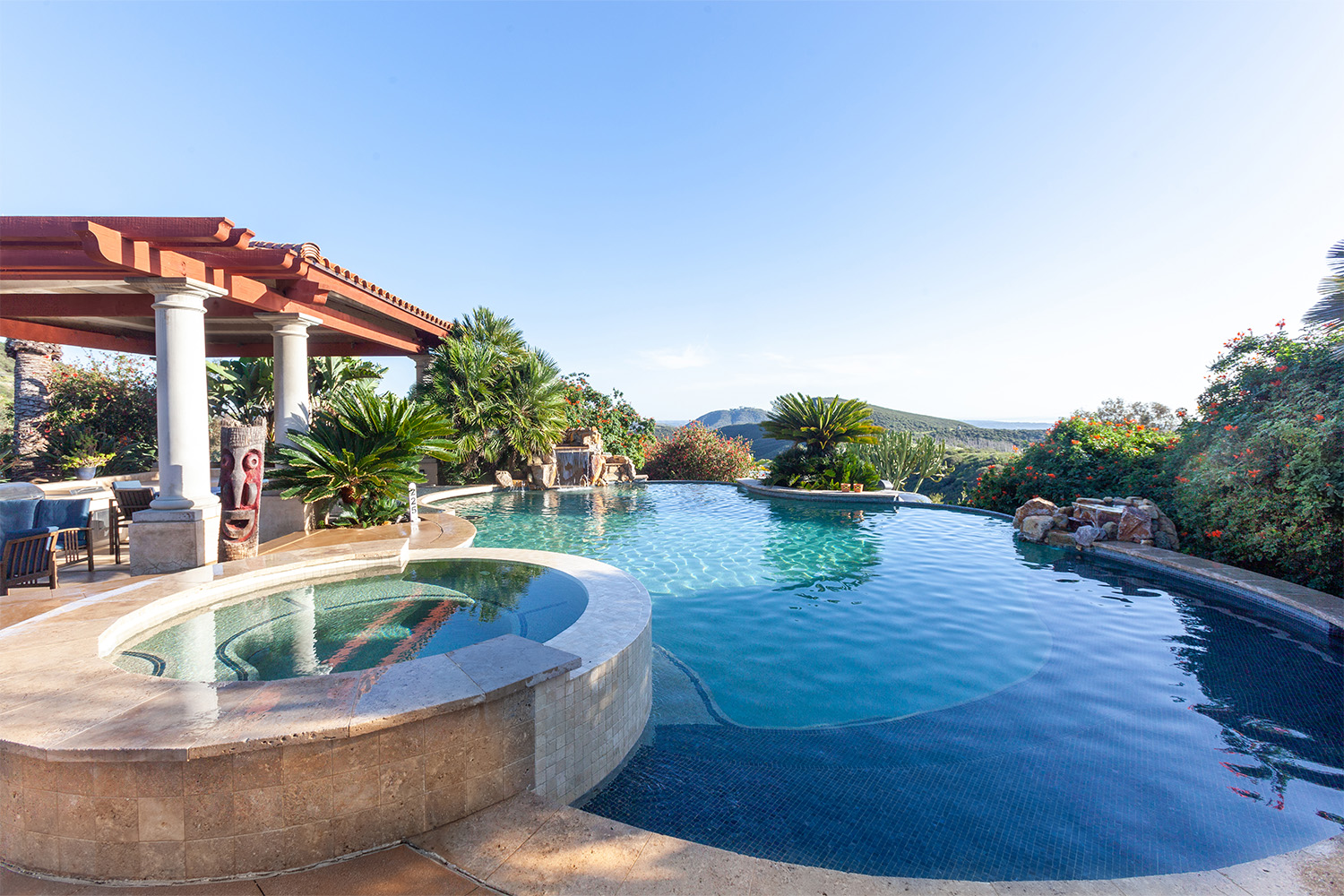 A pool in Los Angeles with a hot tub that's for rent on Swimply, the Airbnb for swimming pools