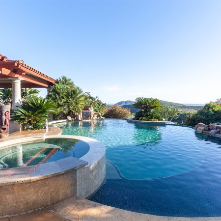 A pool in Los Angeles with a hot tub that's for rent on Swimply, the Airbnb for swimming pools