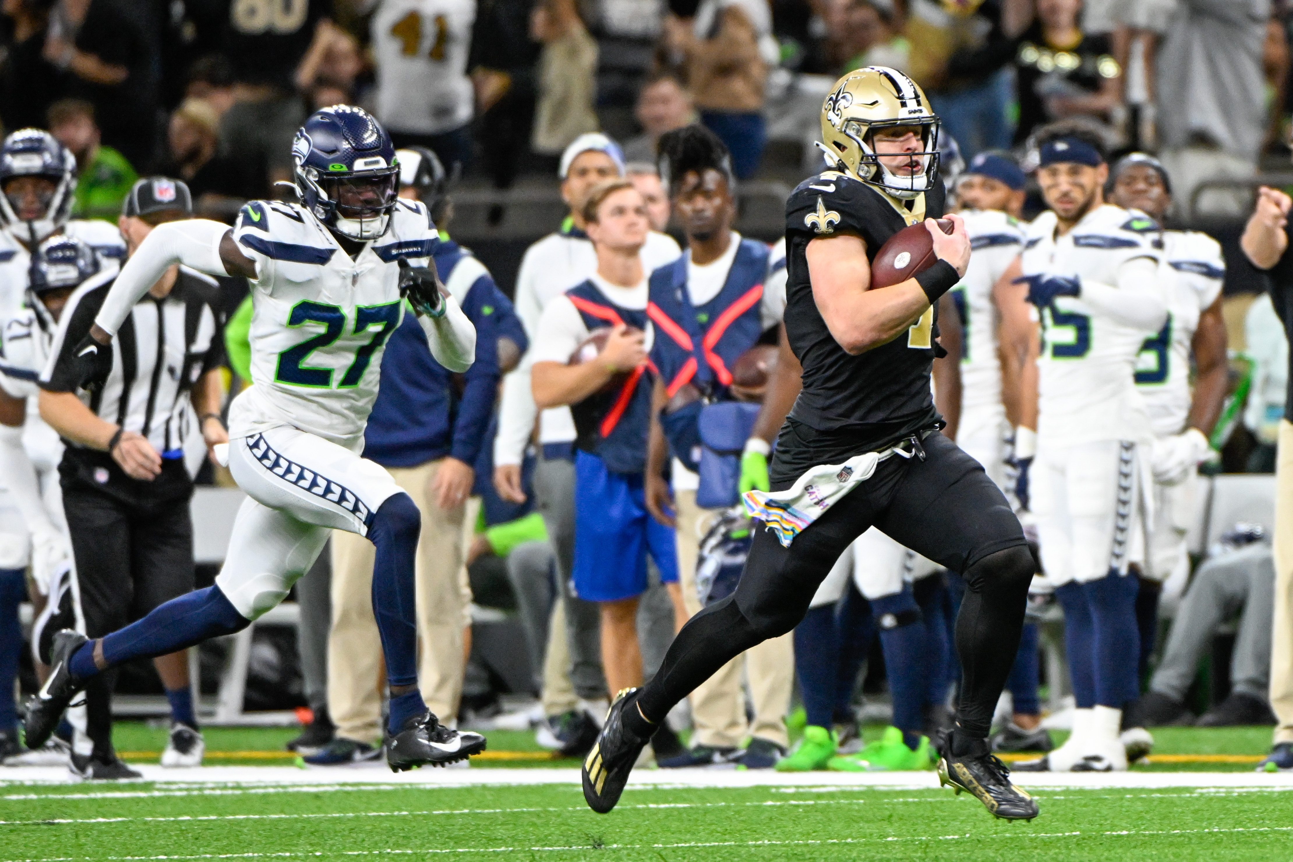 Taysom Hill finds open field on a rushing play out of the wildcat formation against the Seahawks.