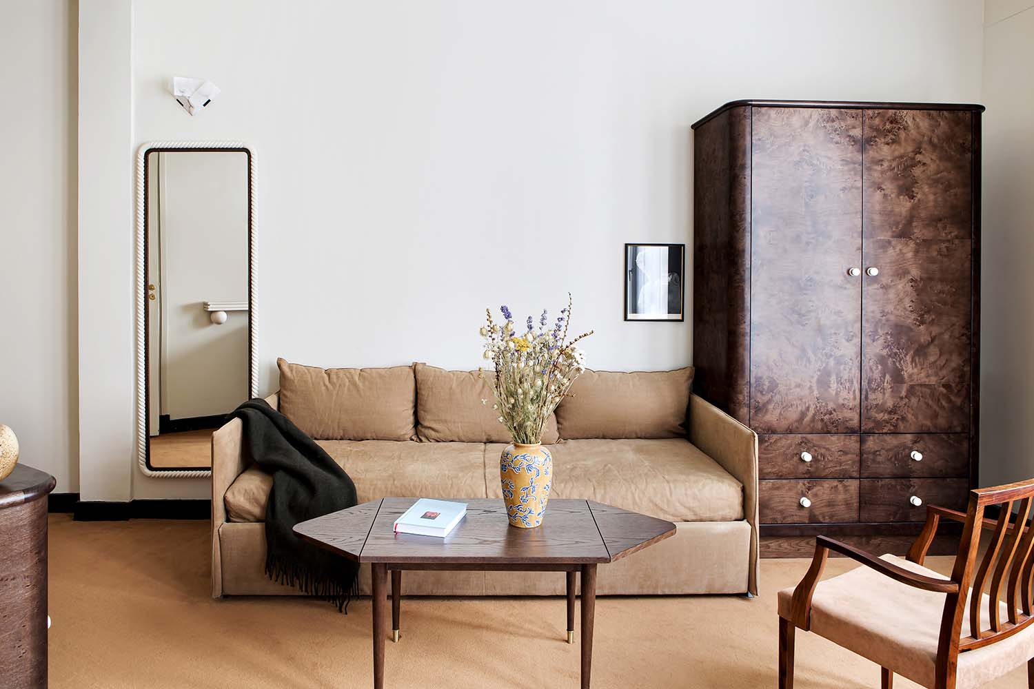 A sitting area in a Hôtel Rochechouart guest room