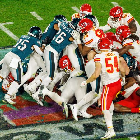 Jalen Hurts runs a QB sneak during Super Bowl LVII.