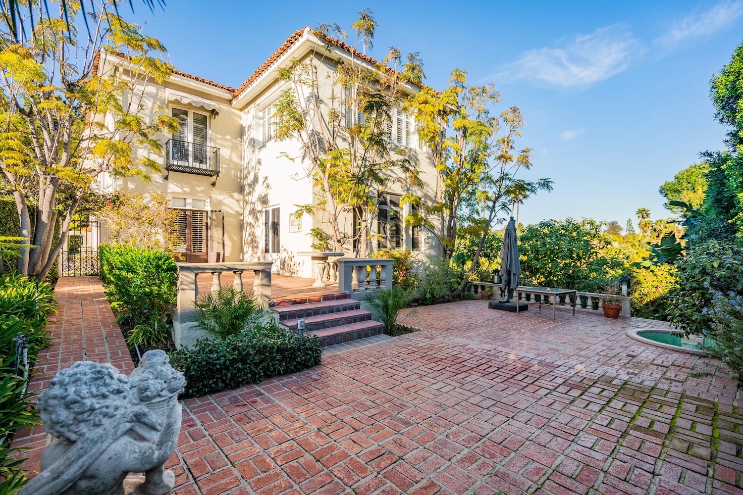 beatles bel air estate courtyard